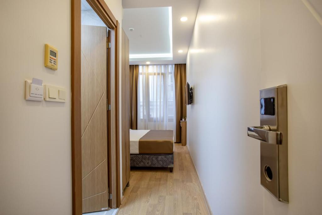 کاخ غربی - West Palace، کاخ غربی