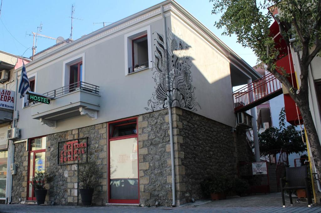un bâtiment au coin d'une rue dans l'établissement Meteora Central Hostel, à Kalambaka