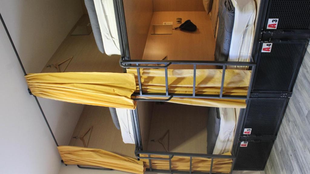 Palanda nebo palandy na pokoji v ubytování Meteora Central Hostel