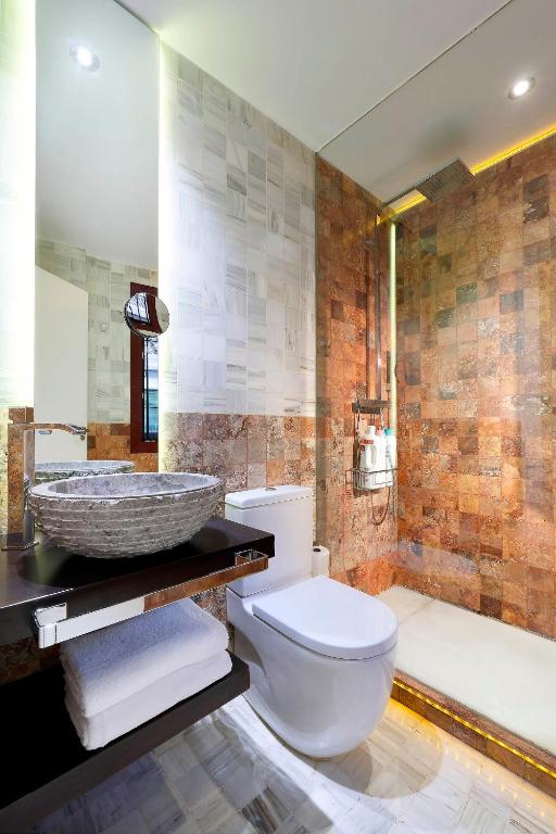 A bathroom at Art Chapiz Apartments