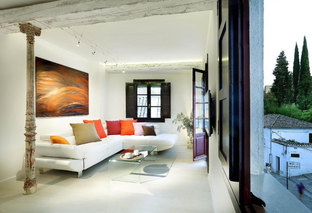 A seating area at Art Chapiz Apartments