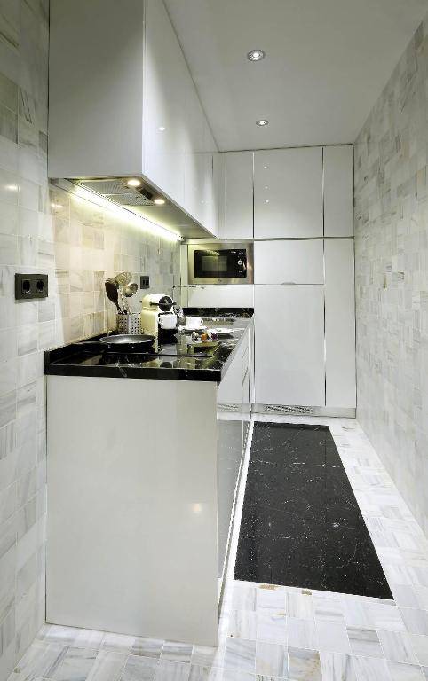 A kitchen or kitchenette at Art Chapiz Apartments