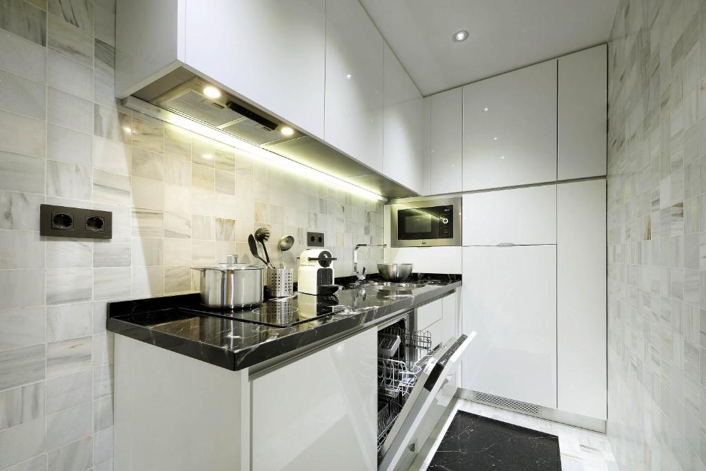 A kitchen or kitchenette at Art Chapiz Apartments