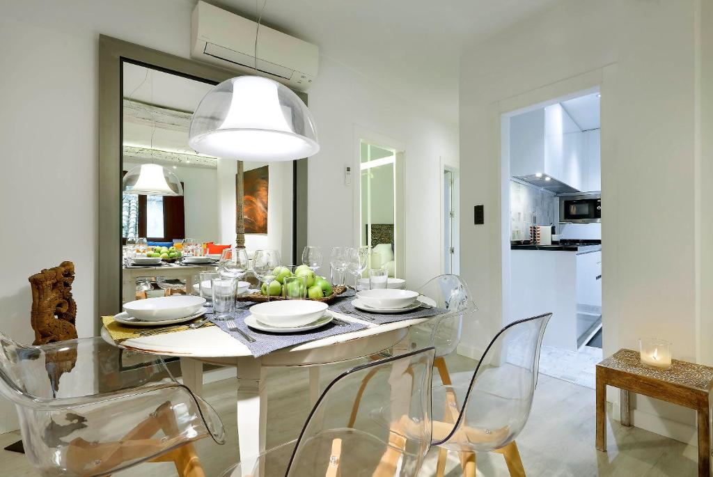 A kitchen or kitchenette at Art Chapiz Apartments