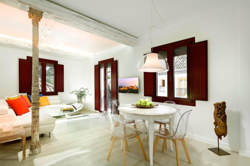 A seating area at Art Chapiz Apartments