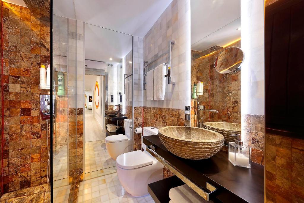 A bathroom at Art Chapiz Apartments