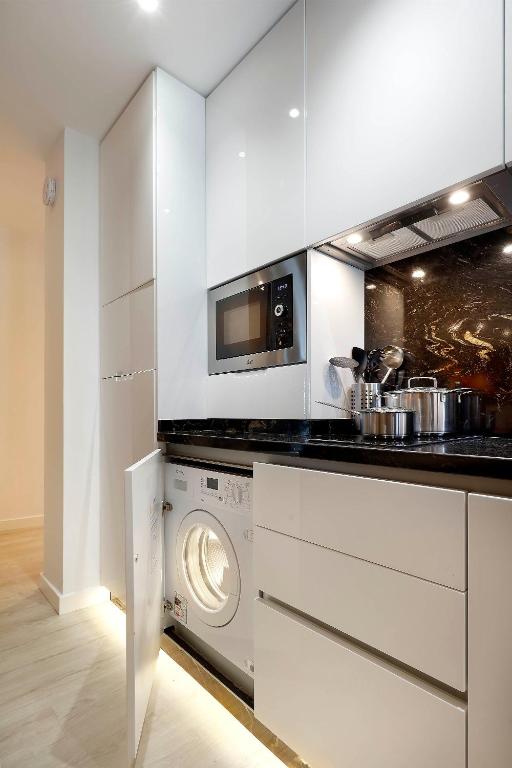 A kitchen or kitchenette at Art Chapiz Apartments