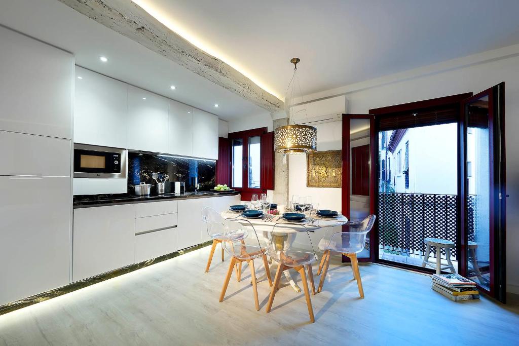 A kitchen or kitchenette at Art Chapiz Apartments