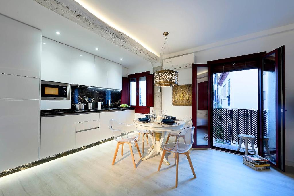 A kitchen or kitchenette at Art Chapiz Apartments