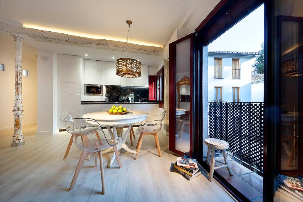 A kitchen or kitchenette at Art Chapiz Apartments