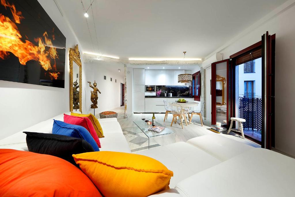 A seating area at Art Chapiz Apartments