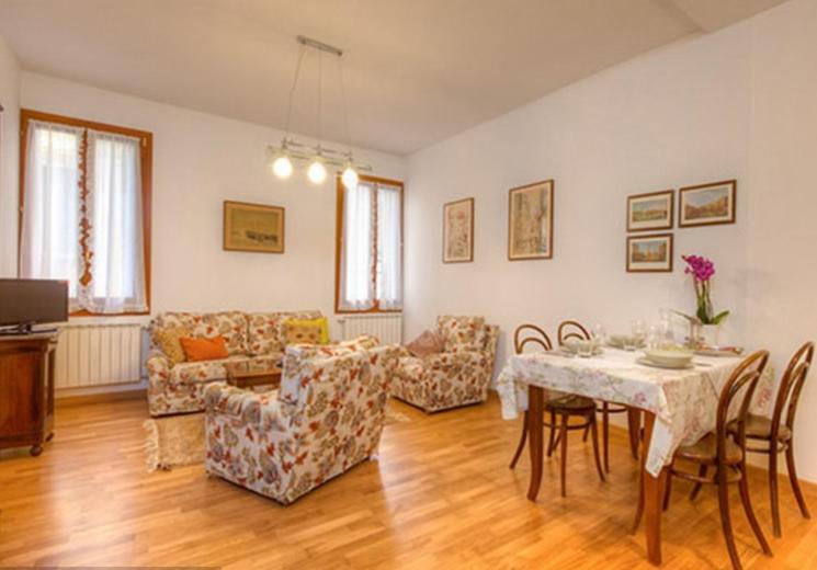a large living room with a table and chairs at Apostoli in Venice