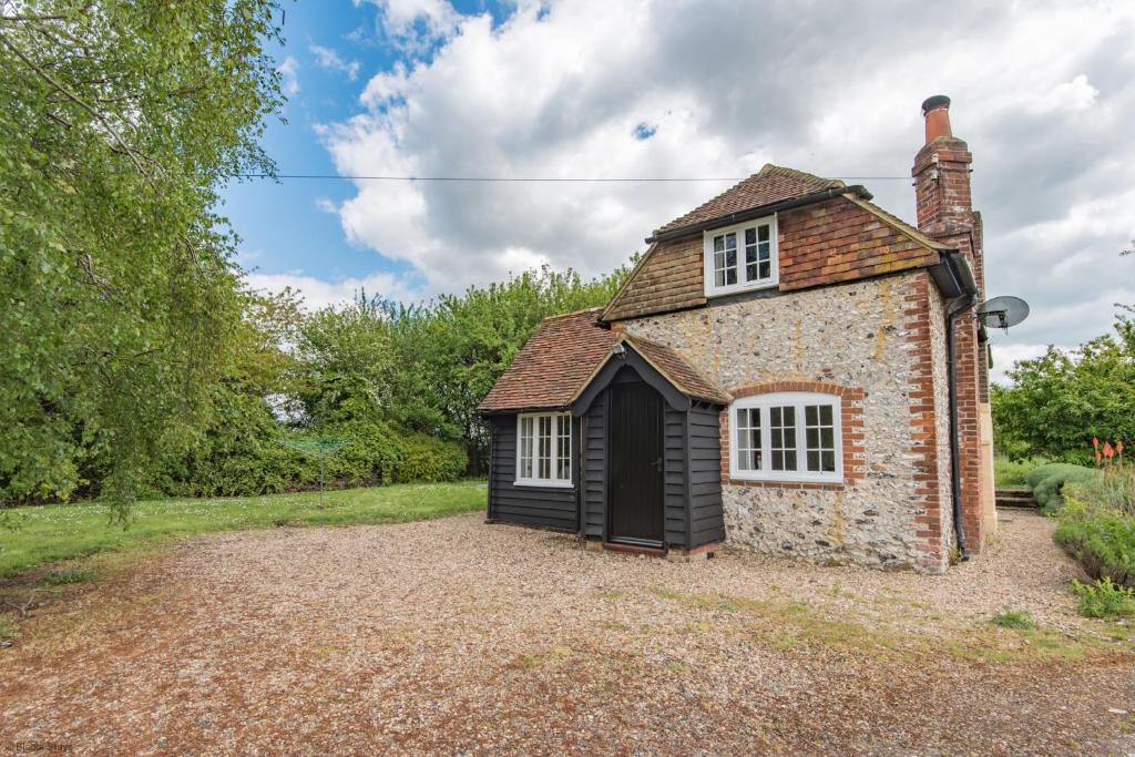 uma antiga casa de pedra com garagem em Crow Cottage by Bloom Stays em Faversham