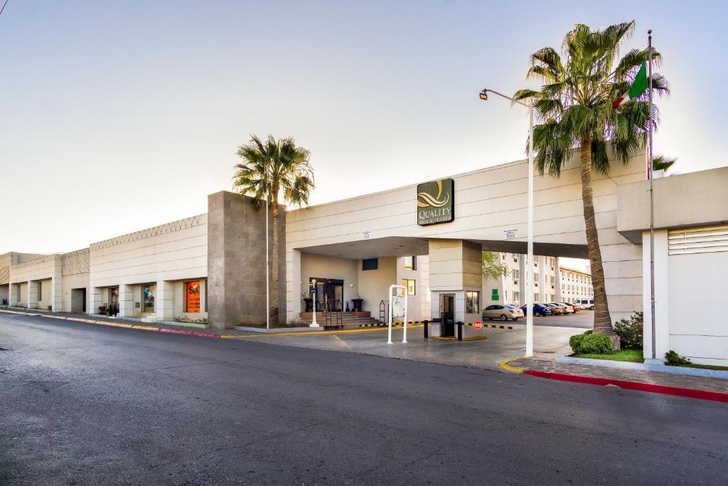 an empty street in front of a shopping center at Quality Inn & Suites Saltillo Eurotel in Saltillo