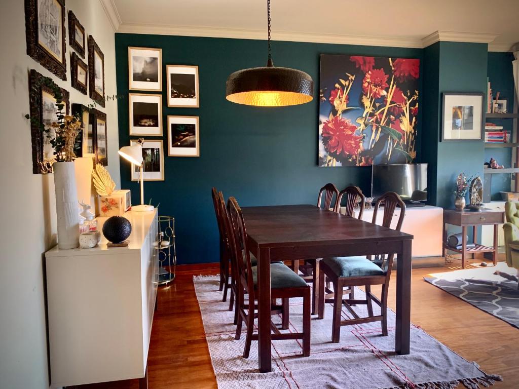 een eetkamer met een tafel en stoelen bij MimApartment In Front Beach Oporto in Matosinhos