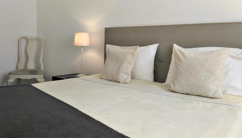 Postel nebo postele na pokoji v ubytování Suites Inn Lagos