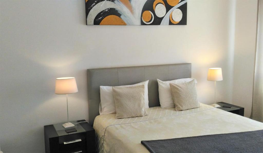 Postel nebo postele na pokoji v ubytování Suites Inn Lagos