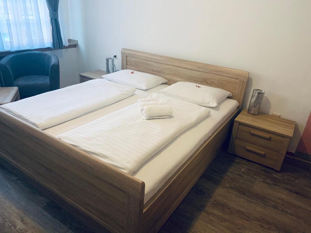 Postel nebo postele na pokoji v ubytování Hotel Brauhaus zur Krone