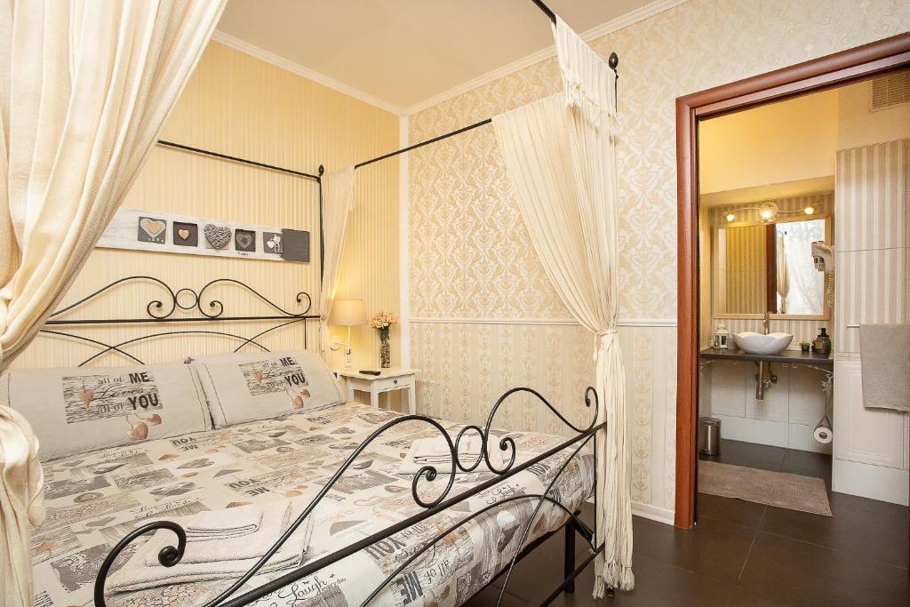 Una cama o camas en una habitación de Eritrea Suite
