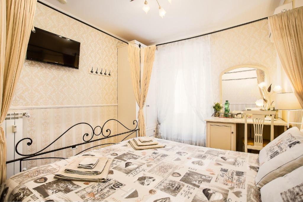 Una cama o camas en una habitación de Eritrea Suite