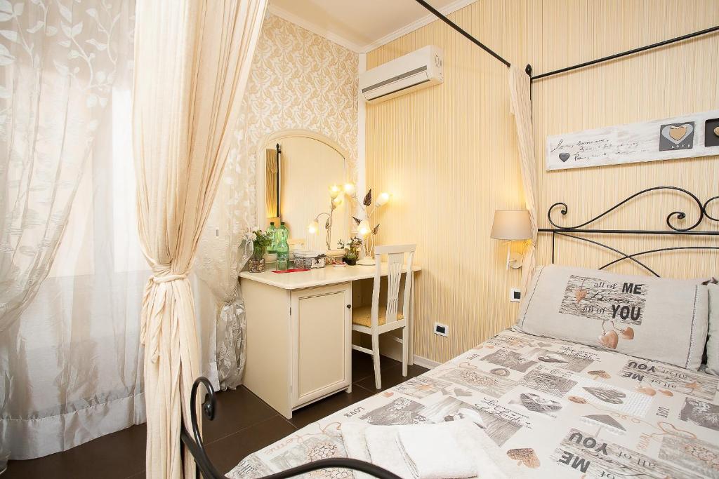 Una cama o camas en una habitación de Eritrea Suite