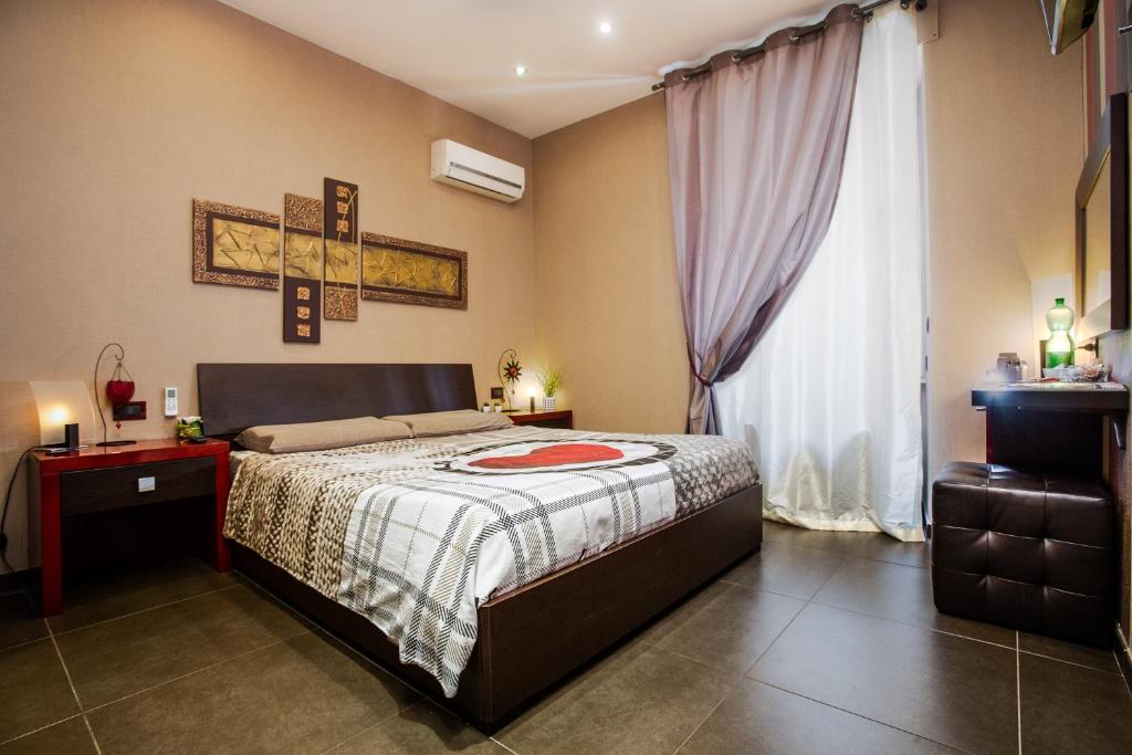 Una cama o camas en una habitación de Eritrea Suite