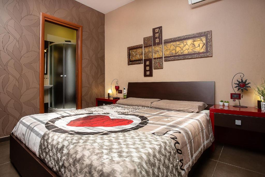 Una cama o camas en una habitación de Eritrea Suite