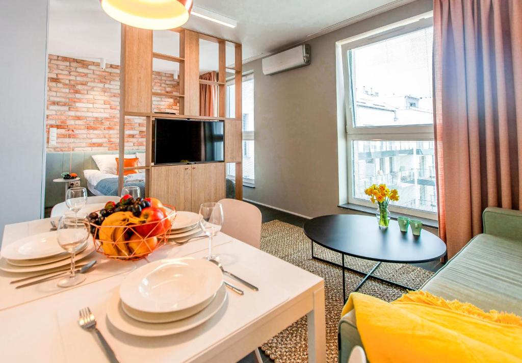 - un salon avec une table et un bol de fruits dans l'établissement Megi & Greg Apartments, à Gdańsk