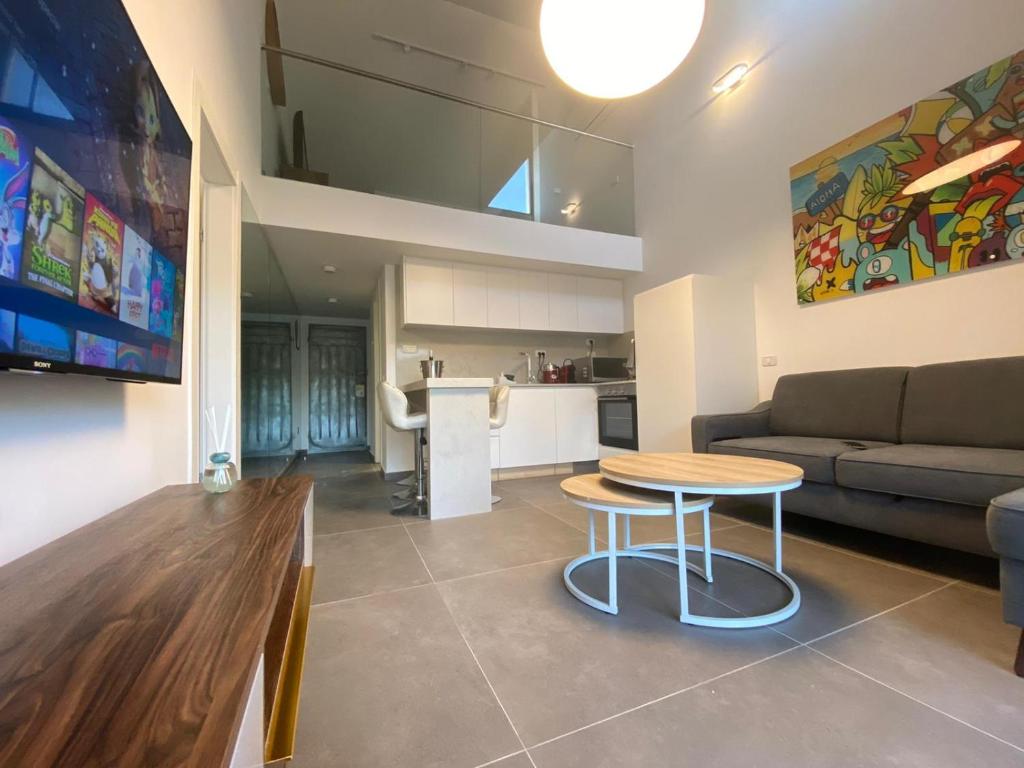 ein Wohnzimmer mit Tisch und Couch in der Unterkunft Top Royal Eilat רויאל פארק in Eilat