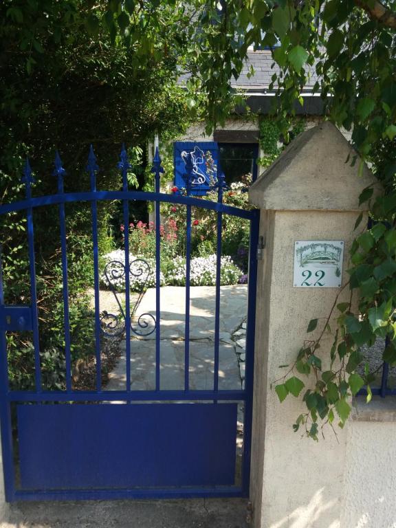 um portão azul com um sinal em cima dele em Les Mouettes 1 gite ou 4 chambres d hote, jardin ,bords de Loire em La Bohalle