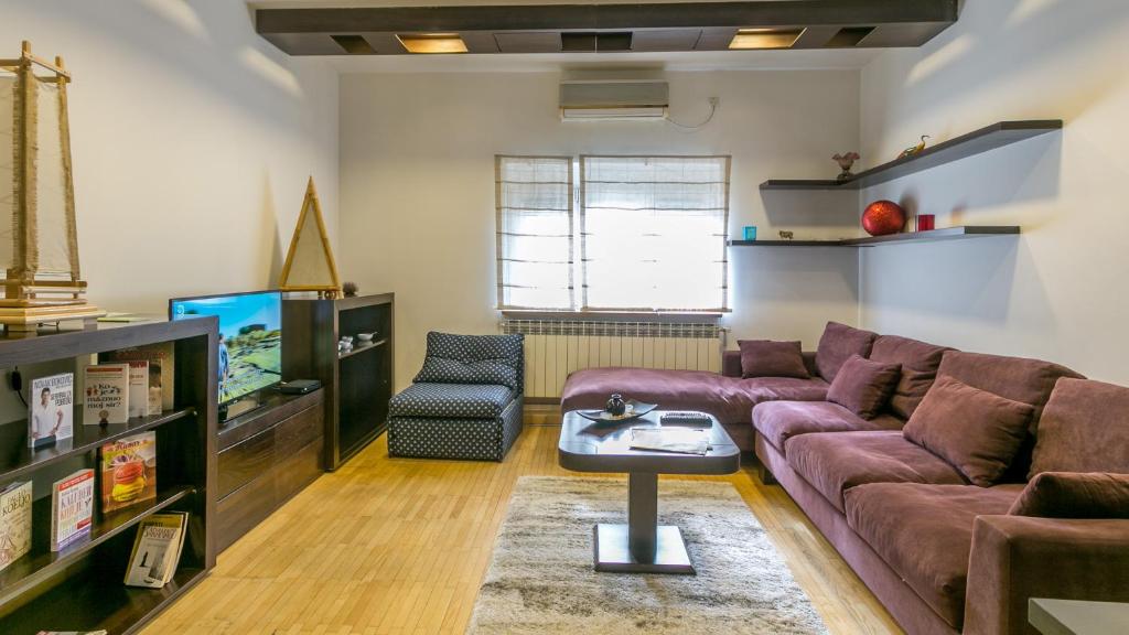 sala de estar con sofá y TV en Apartment Central Square, en Belgrado
