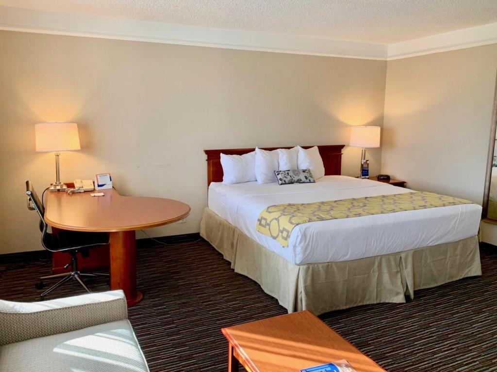 Baymont by Wyndham Texarkana - King Suite