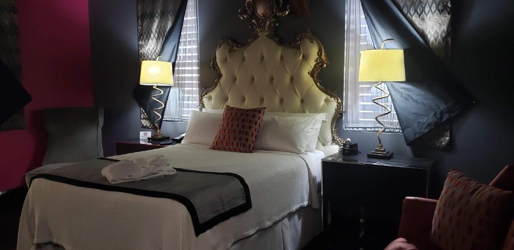 a hotel room with a bed and two lamps at Vu Guesthouse in Louisville