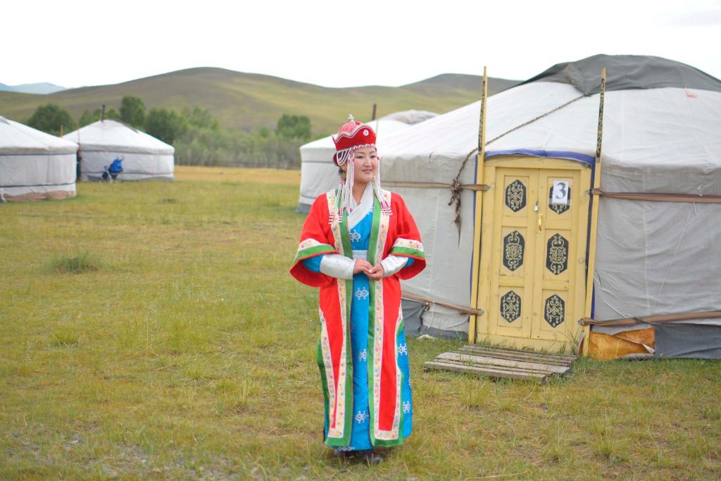 een vrouw die voor een tent staat bij orkhon camp in Burgaasatayn Hiid