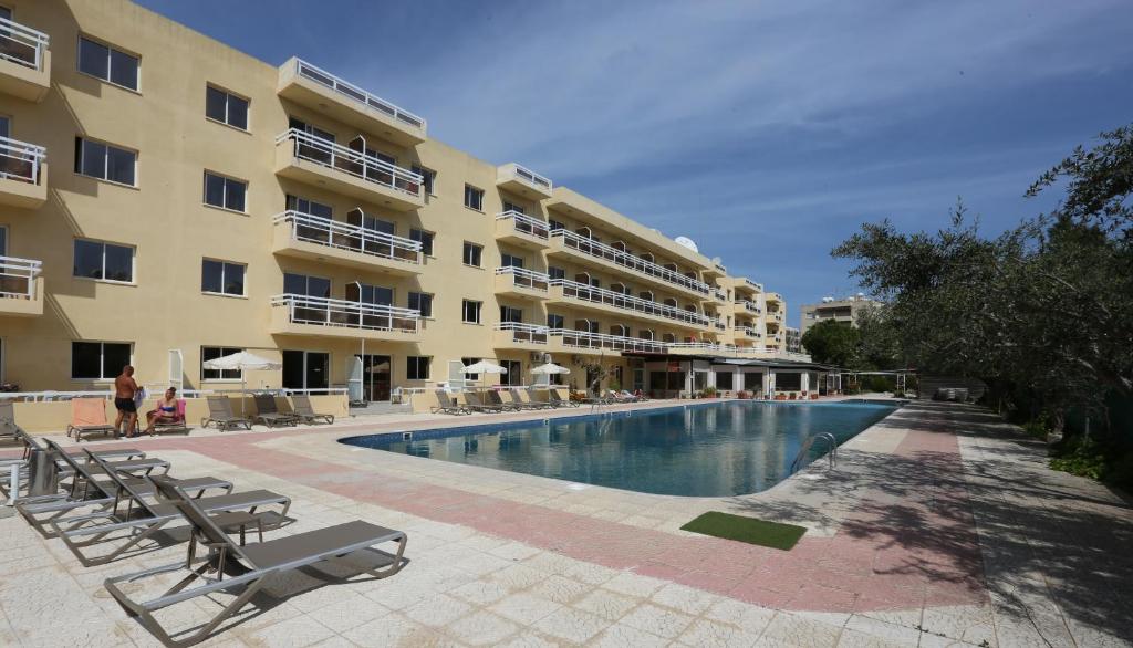 una piscina frente a un gran edificio en Sunquest Gardens Holiday Resort, en Limassol