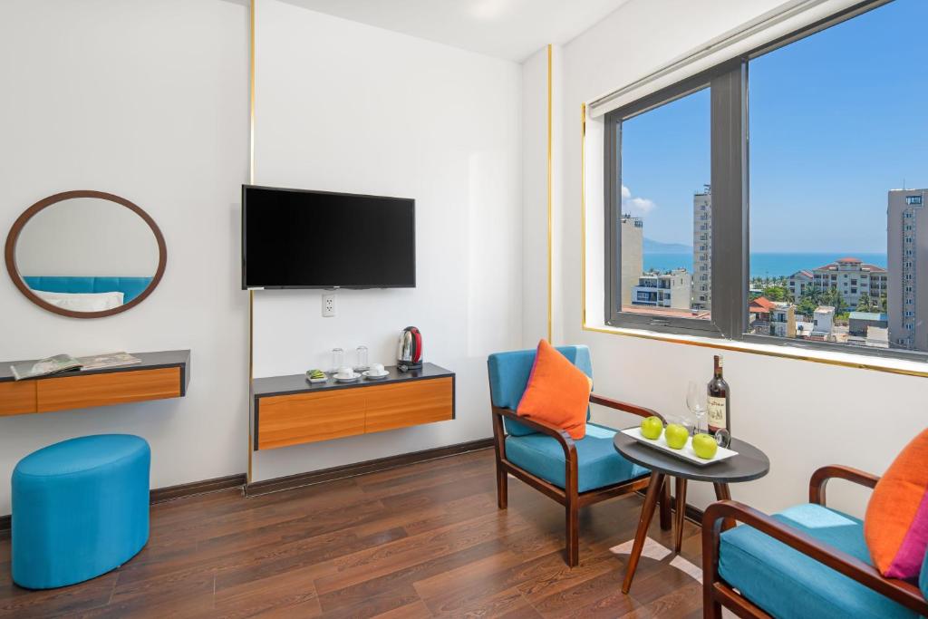 TV a/nebo společenská místnost v ubytování Platinum Danang Hotel