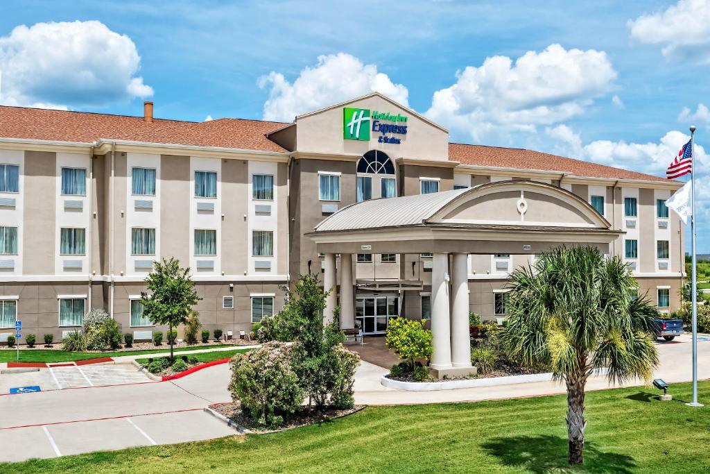 une image d'un hôtel avec un bâtiment dans l'établissement Holiday Inn Express & Suites Cotulla, an IHG Hotel, à Cotulla