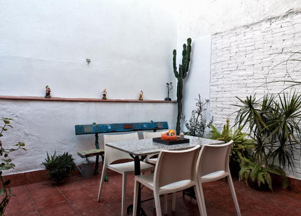 バルセロナにあるHoliday home La casa azulのパティオ(テーブル、椅子付)