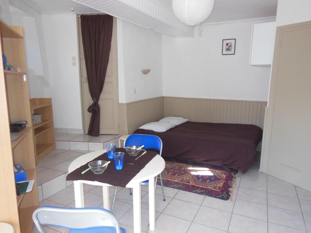 ein kleines Zimmer mit einem Bett und einem Tisch und Stühlen in der Unterkunft studio bord de mer, SAINT MALO in Saint-Malo