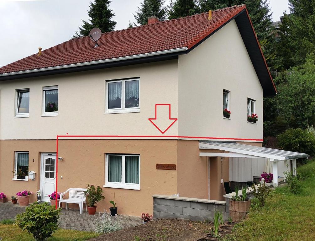 ein Haus mit einem Pfeil, der auf das Kriterium zeigt in der Unterkunft FeWo mit Terrasse - Apartment with terrace in Rockeskyll