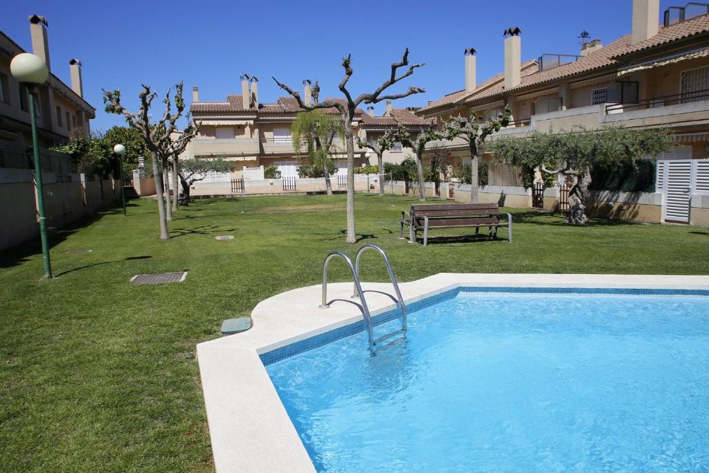 - une piscine dans une cour à côté d'un bâtiment dans l'établissement AT162 Xiprés, à Torredembarra