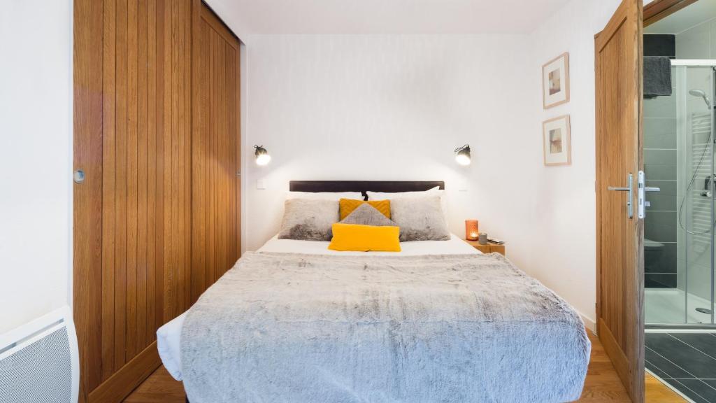 - une chambre avec un grand lit et une porte en verre dans l'établissement Les 4 Elements - Apt D102 - BO Immobilier, à Châtel