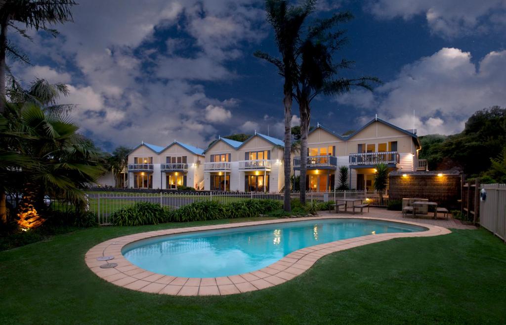 La alberca dentro o cerca de Boathouse Resort Studios and Suites