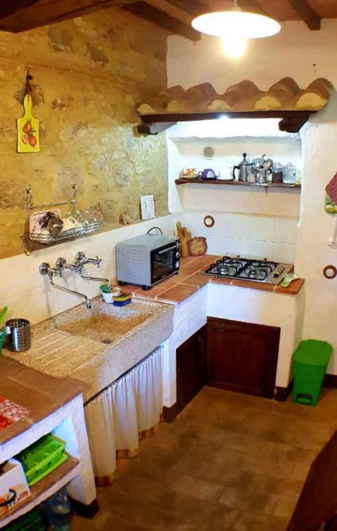 Kuchyň nebo kuchyňský kout v ubytování Appartamento Melograno in casale con piscina - Val d'Orcia