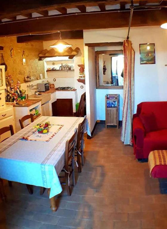 Kuchyň nebo kuchyňský kout v ubytování Appartamento Melograno in casale con piscina - Val d'Orcia