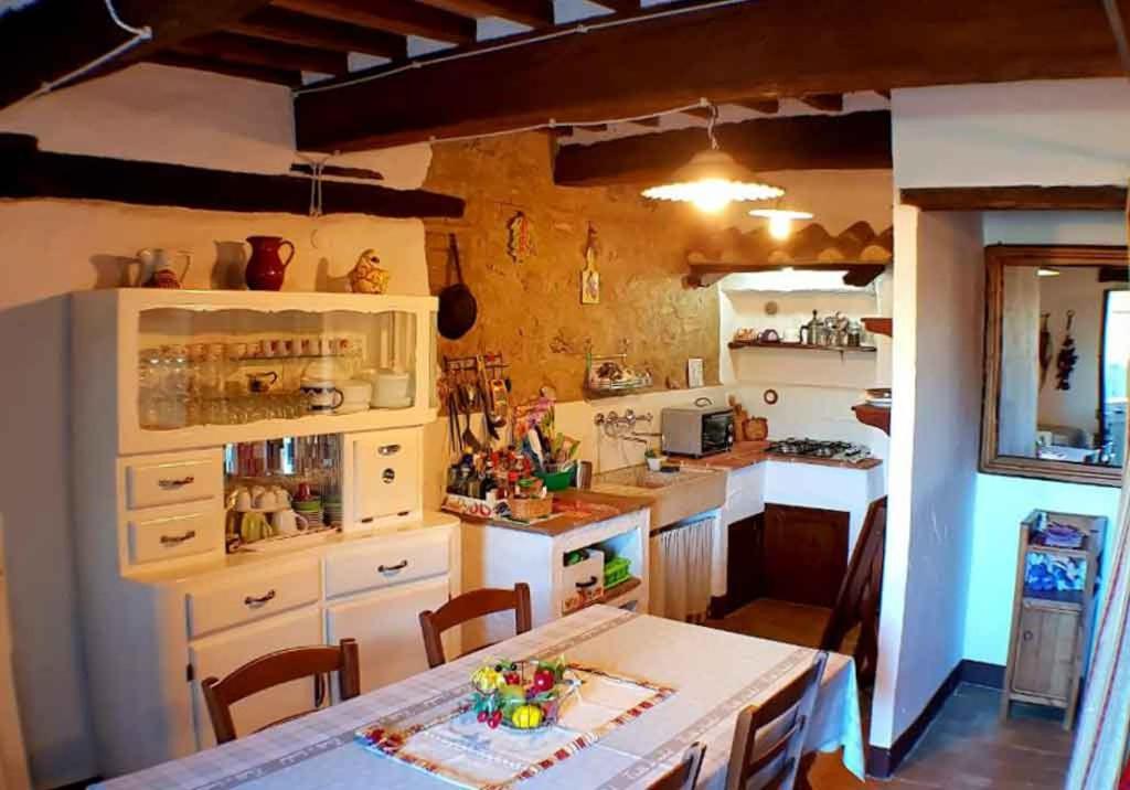 Kuchyň nebo kuchyňský kout v ubytování Appartamento Melograno in casale con piscina - Val d'Orcia