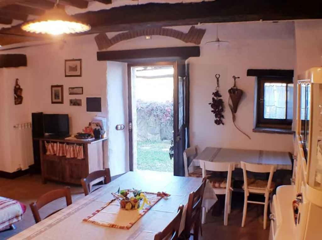 TV a/nebo společenská místnost v ubytování Appartamento Melograno in casale con piscina - Val d'Orcia