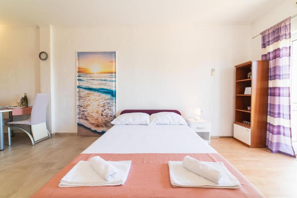 Postel nebo postele na pokoji v ubytování Apartment Livaja