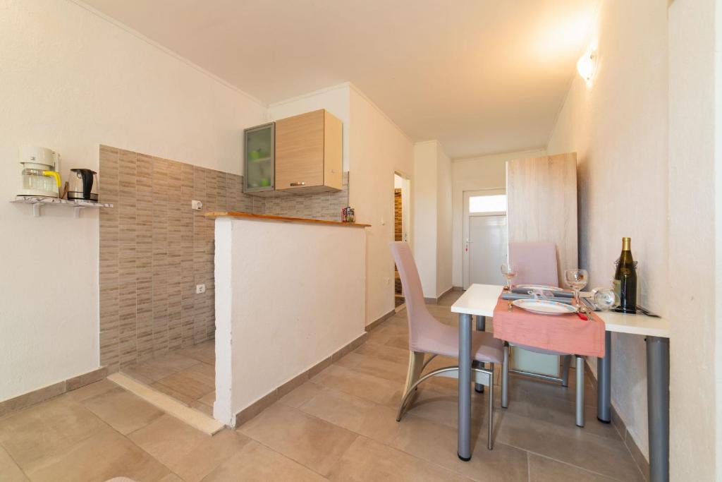 Kuchyň nebo kuchyňský kout v ubytování Apartment Livaja