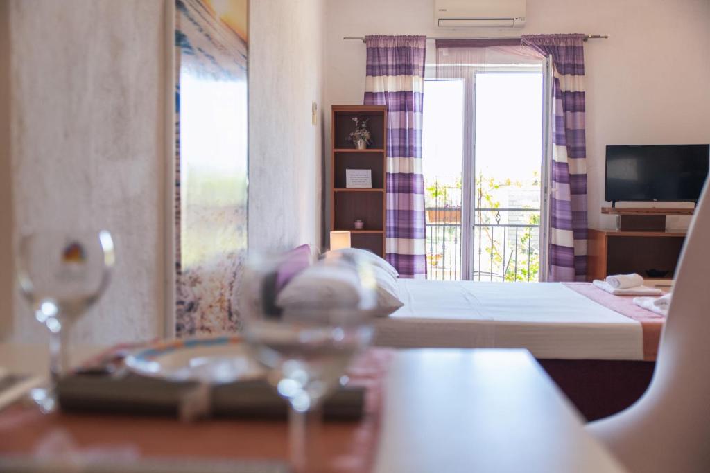 TV a/nebo společenská místnost v ubytování Apartment Livaja